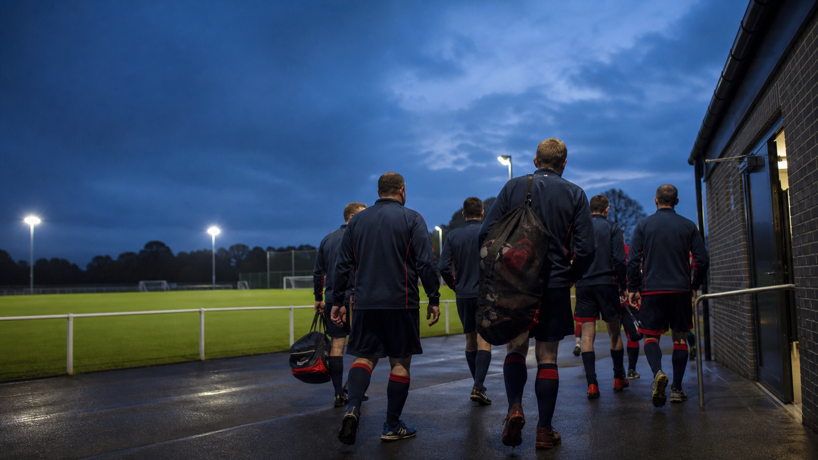 Ein Team betritt gemeinsam den Trainingsplatz